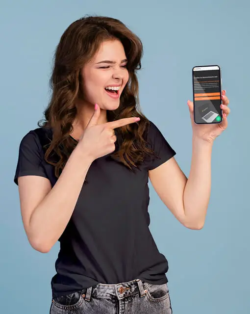 Mulher exibindo o site da Volkertek em um smartphone